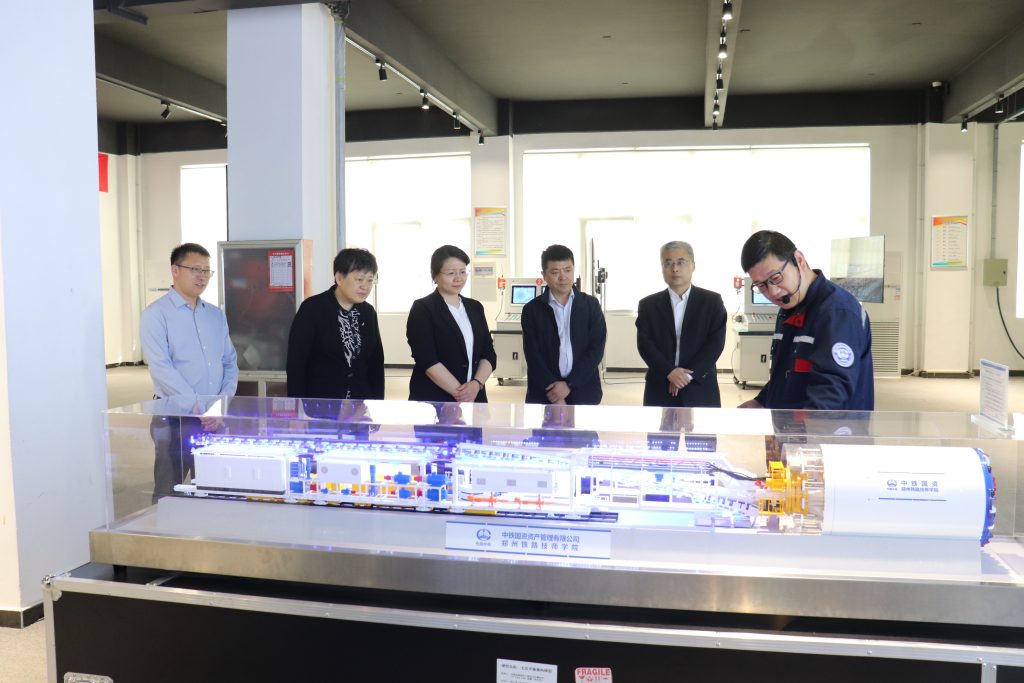 郑州市职业技能鉴定评价中心调研工作小组来校视察指导工作